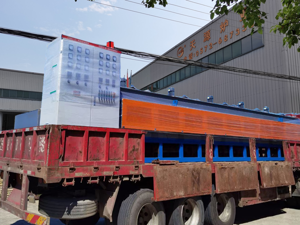 一整套網(wǎng)帶爐生產(chǎn)線裝車(chē)發(fā)貨了！